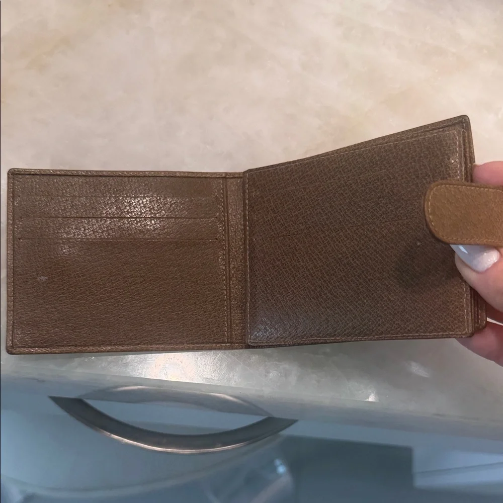 Vintage Authentic Gucci Brown Leather Wallet with Gold Accent